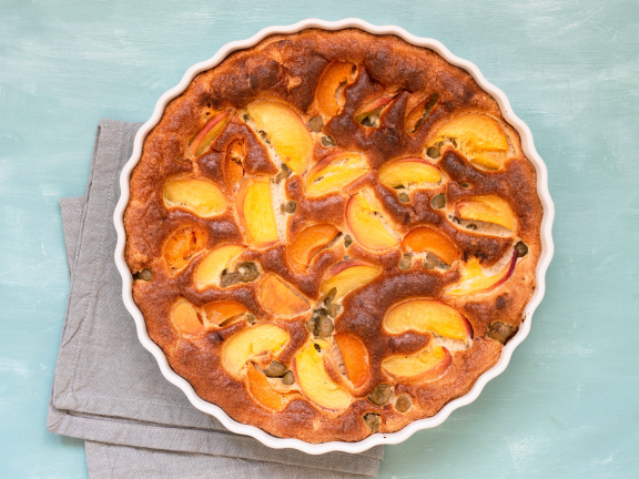 Clafoutis mit Aprikosen, Pfirsich und Stachelbeeren Clafoutis mit Aprikosen, Pfirsich und Stachelbeeren