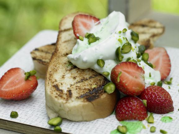 Hefezopf mit Erdbeeren Hefezopf mit Erdbeeren