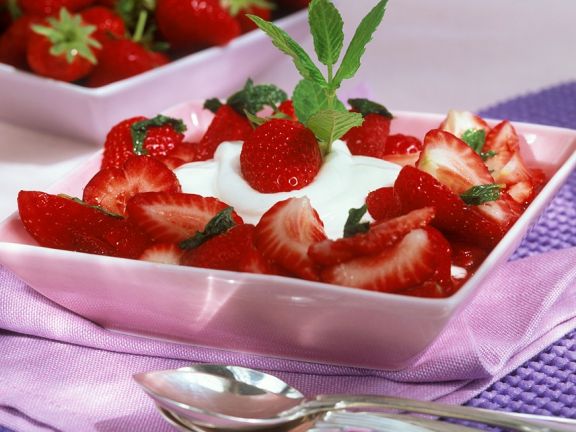 Joghurtmousse Mit Erdbeersalat - Rezepte Suchen