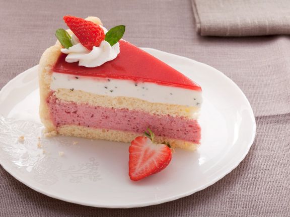 Erdbeertorte mit Joghurt-Basilikumcreme Rezept | EAT SMARTER