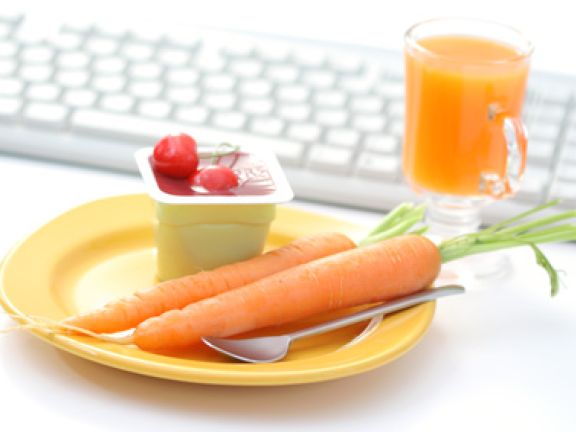 Teller mit gesunden Snacks vor einer Tastatur
