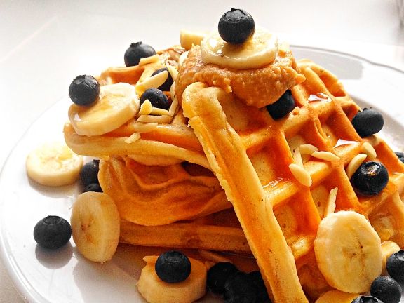 Süße Kürbisrezepte: Fitmelonies Kürbiswaffeln mit Blauberren und Banane