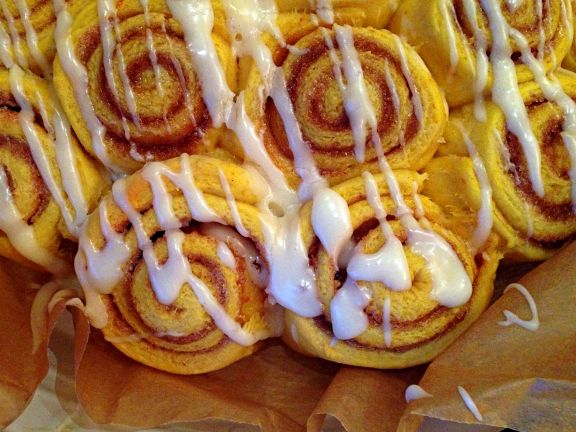 süße Kürbisrezepte - Fitmelonies Kürbiszimtschnecken mit Frischkäse-Frosting