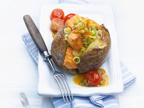 Gebackene Kartoffeln mit Lachs und Gemüse