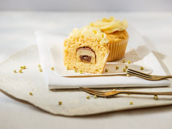 Gefüllte Cupcakes Rezept | EAT SMARTER