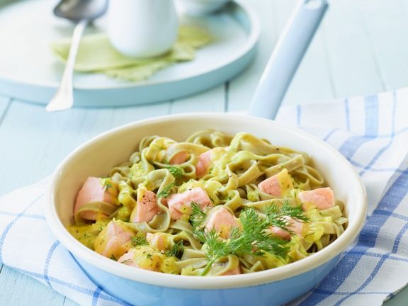 Grüne Pasta mit Lachssoße Rezept | EAT SMARTER