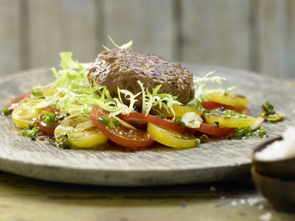 Tatar-Frikadellen mit Tomaten-Oliven-Salat