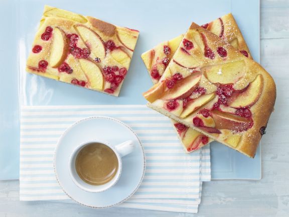 Nektarinen-Johannisbeer-Kuchen mit Grieß und Joghurt