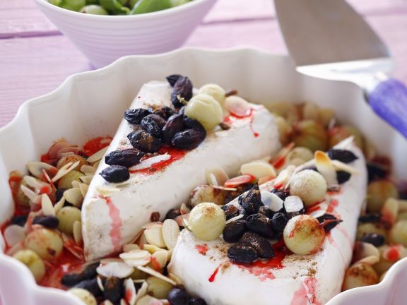 Fruchtiger Brie mit Blaubeeren, Stachelbeeren und Mandeln