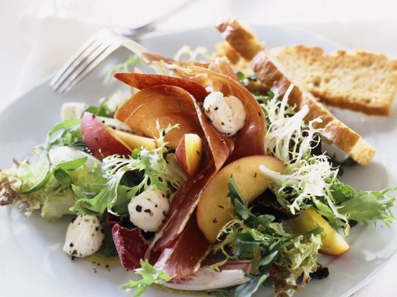 Bunter Salat mit Büffelmozzarella, Schinken und Nektarinen