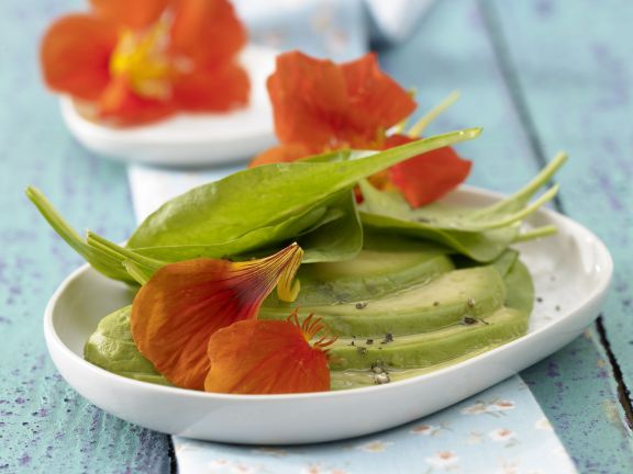 Spinatsalat mit Avocado und Kresseblüten