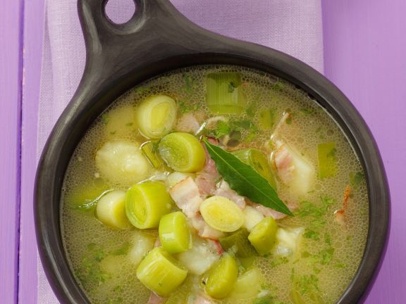 Kartoffel-Porree-Suppe mit Speck Rezept | EAT SMARTER