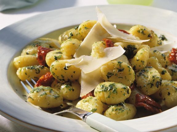 Kartoffelgnocchi mit getrockneten Tomaten Rezept | EAT SMARTER