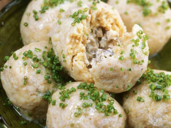 Kartoffelknödel mit Pilzen gefüllt Rezept EAT SMARTER Kartoffelknödel mit Pilzen gefüllt Rezept EAT SMARTER