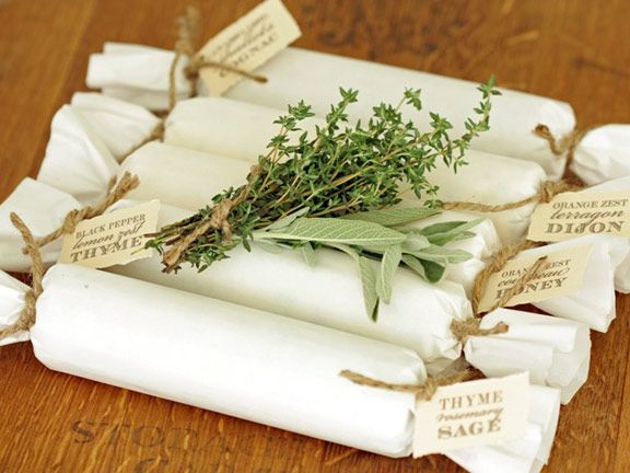 Fertige selbst gemachte Kräuterbutter mit hübscher Deko