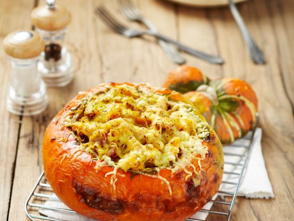 Kürbis mit Gemüsefüllung im Ofen gebacken Rezept | EAT SMARTER Kürbis mit Gemüsefüllung im Ofen gebacken Rezept | EAT SMARTER