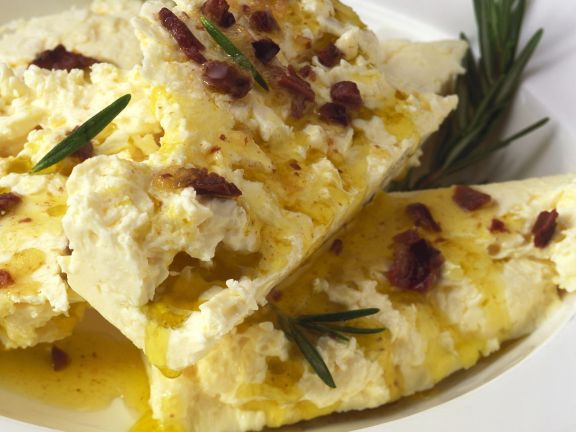 Marinierter Schafskäse mit Oliven Rezept | EAT SMARTER