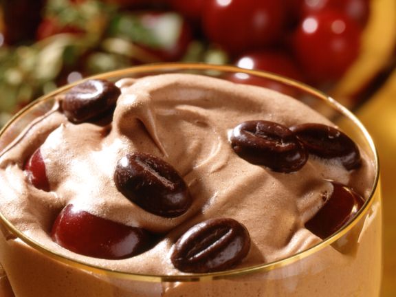 Mokkacreme mit Sauerkirschen Rezept | EAT SMARTER