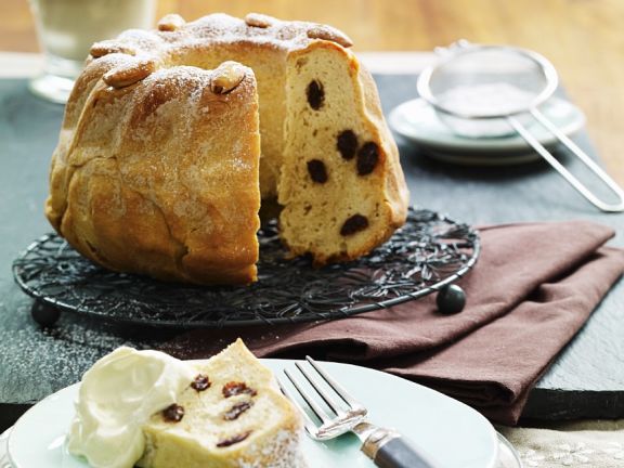 Napfkuchen mit Rosinen und Nüssen Rezept | EAT SMARTER