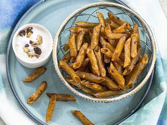 Nudel Chips mit Oliven und Ziegenfrischkäse-Dip