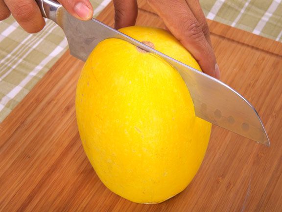 Spaghettikürbis längs halbieren