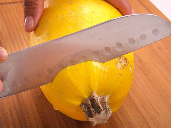 Stielansatz vom Kürbis abschneiden für Paleo-Nudeln