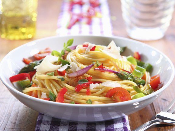 Pasta mit bunter Gemüsesauce
