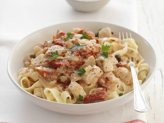 Pasta mit Hähnchen-Sahnesoße und getrockneten Tomaten Rezept | EAT SMARTER