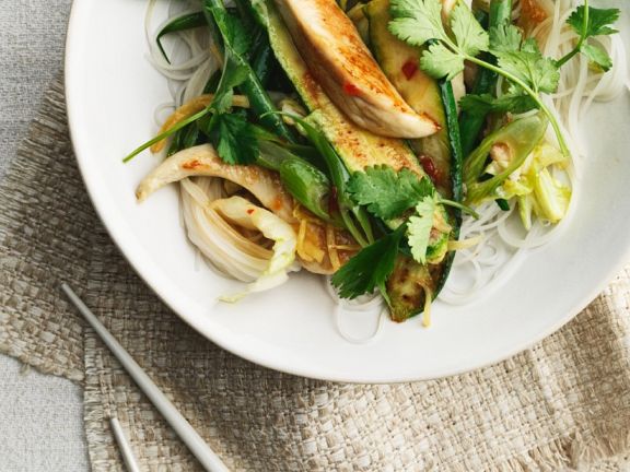 Reisnudeln mit Hähnchen und Gemüse aus dem Wok Rezept | EAT SMARTER