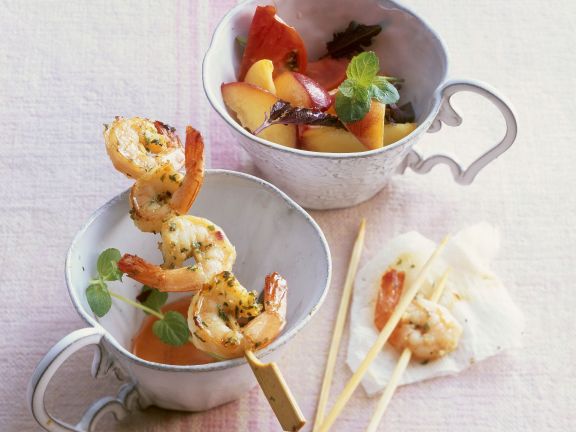 Shrimps-Spieß mit Tomaten-Pfirsichsalat