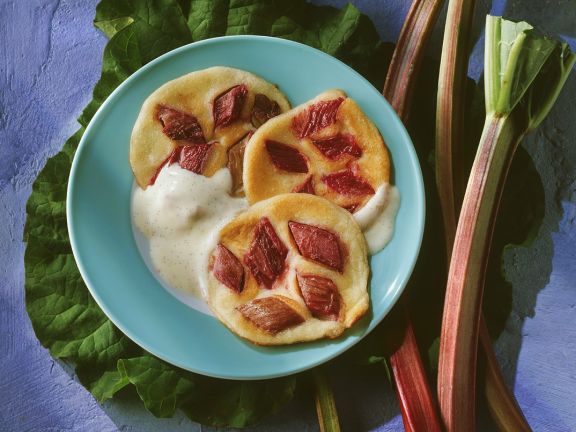 Rhabarber-Pfannkuchen mit Vanillesauce Rezept | EAT SMARTER