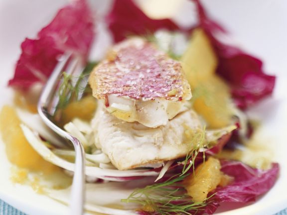 Rotbarbenfilet auf Radicchiosalat mit Fenchel Rezept | EAT SMARTER