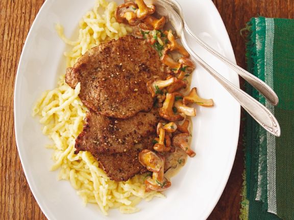 Schnitzel mit Pfifferlingen und Spätzle Rezept | EAT SMARTER