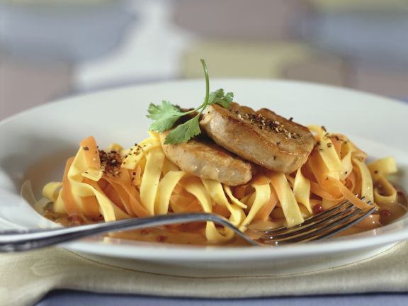 Schweinefilet mit Nudeln und Pfeffersoße Rezept | EAT SMARTER