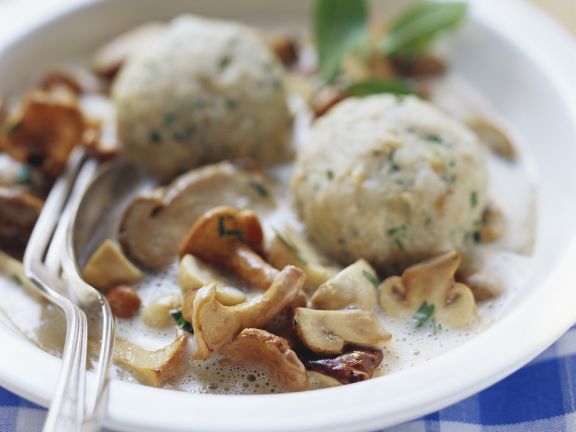 Semmelknödel mit Schwammerlsoße Rezept | EAT SMARTER Semmelknödel mit Schwammerlsoße Rezept | EAT SMARTER