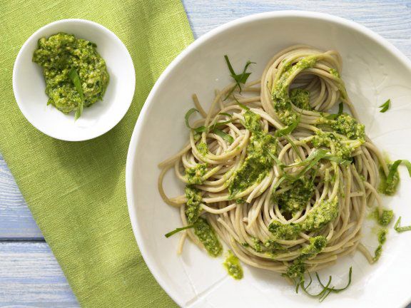 Spaghetti mit Bärlauch-Mandel-Pesto