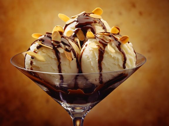 Vanille Eis Mit Dunkler Schokosauce Rezept Eat Smarter