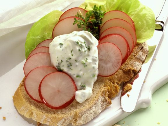 Weißbrot mit Quark und Radieschen Rezept | EAT SMARTER