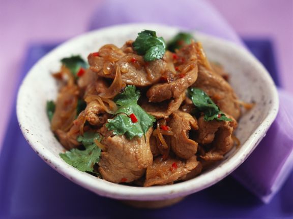Würziges Fleisch mit Koriander auf Thai-Art Würziges Fleisch mit Koriander auf Thai-Art