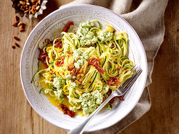 Zucchini-Nudeln mit Pesto-Frischkäse