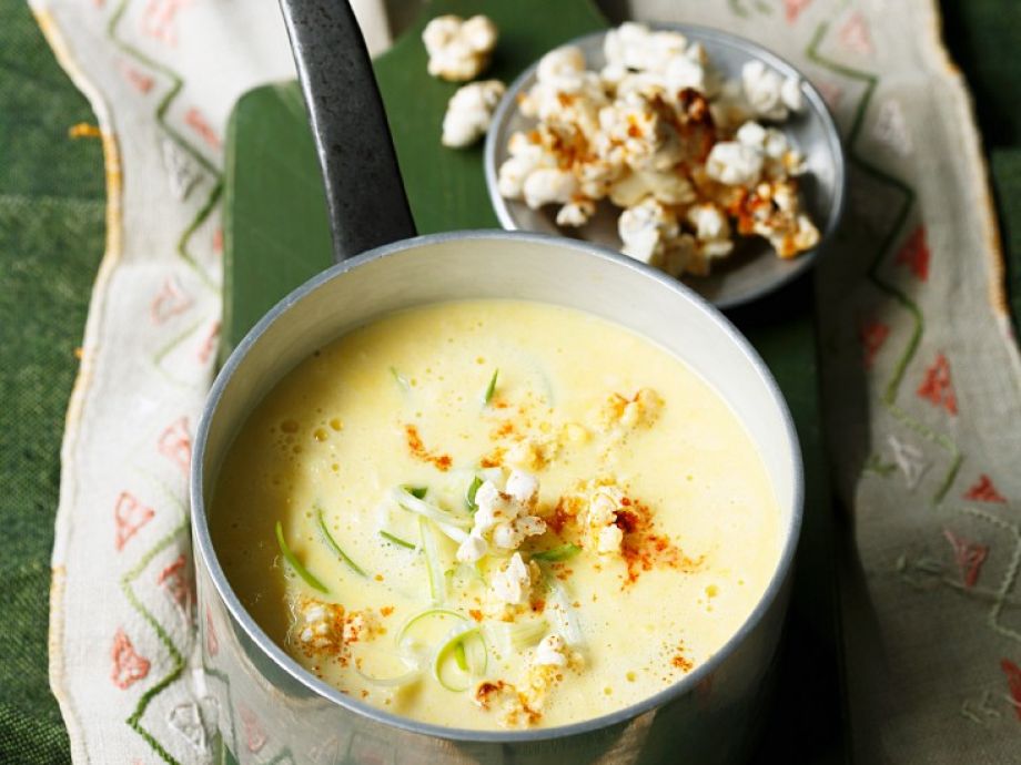 Cremige KäseMaisSuppe mit feurigem Popcorn Rezept EatSmarter