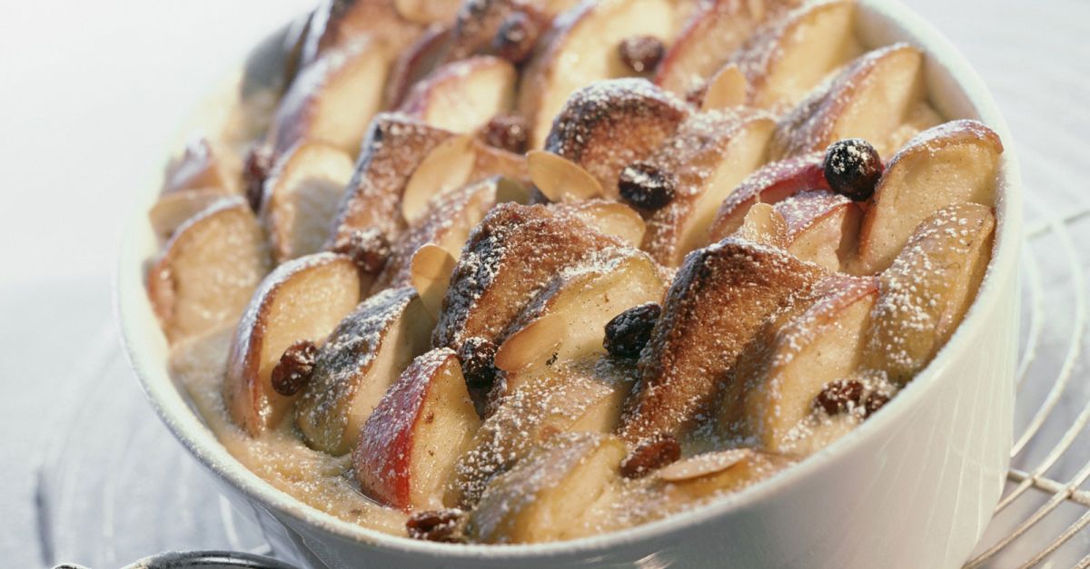 Apfel-Brot-Auflauf mit Rosinen Rezept | EAT SMARTER