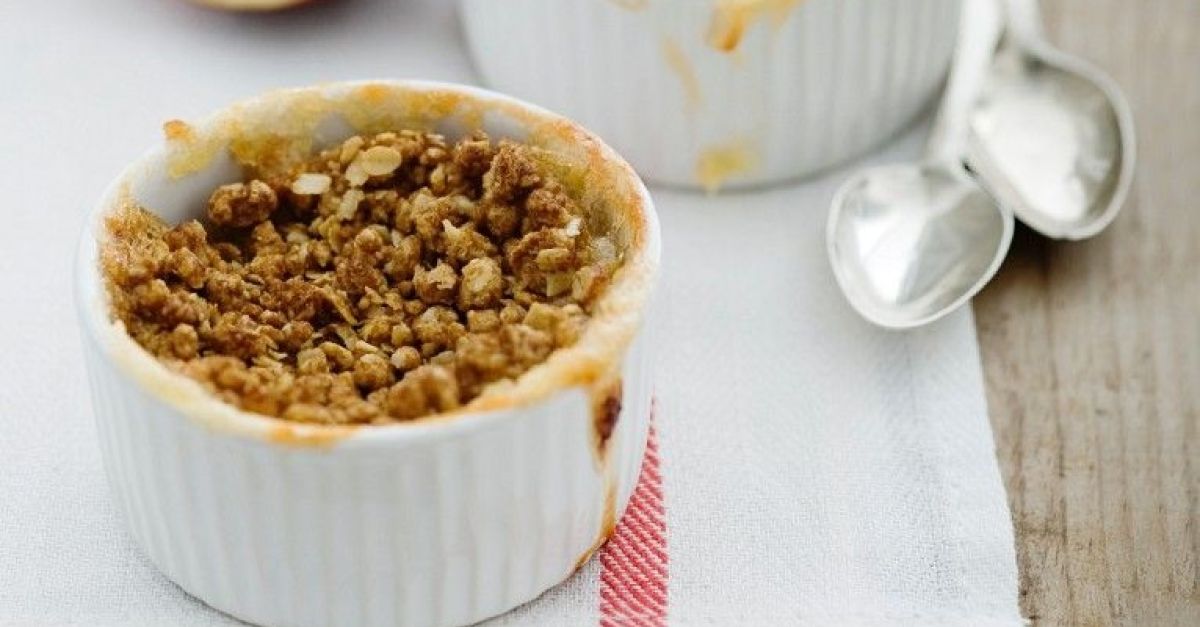 Apfel-Crumble mit Haferflocken Rezept | EAT SMARTER