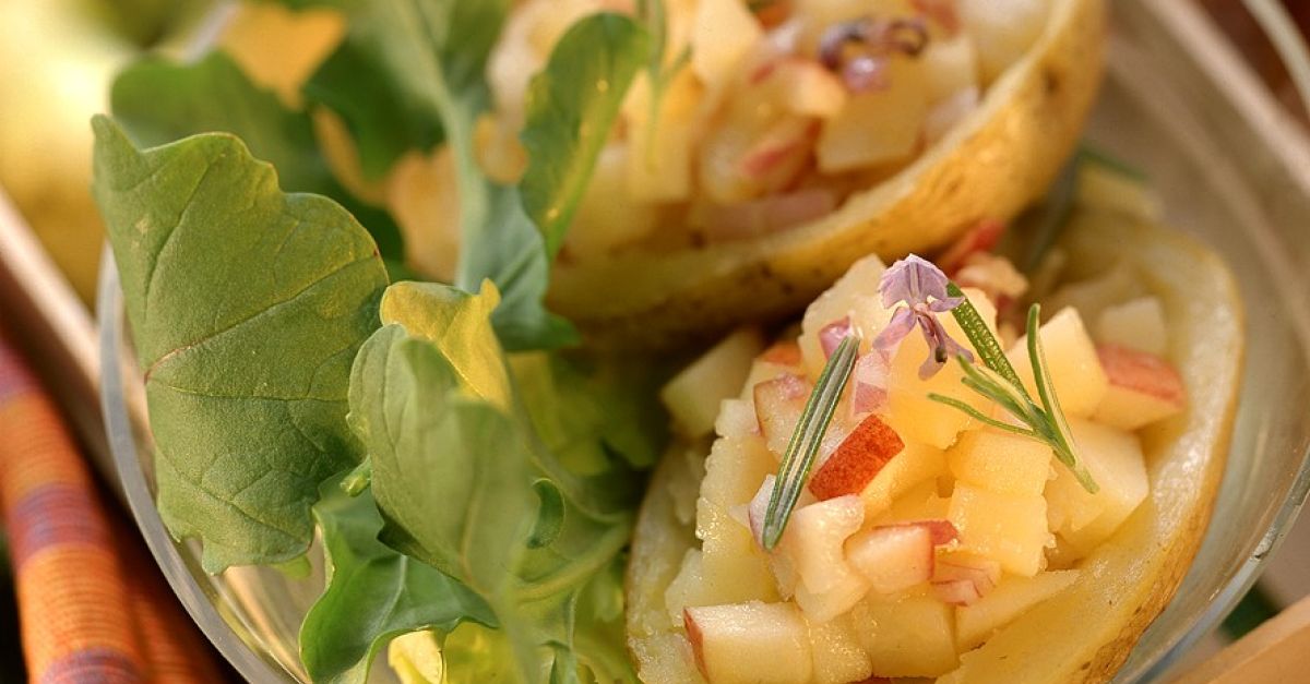 Apfel-Kartoffel-Salat auf Ofenkartoffeln Rezept | EAT SMARTER