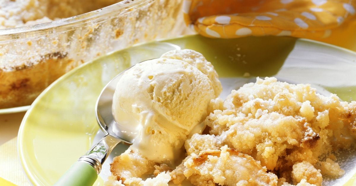 Apfel-Streusel-Gratin mit Eis Rezept | EAT SMARTER