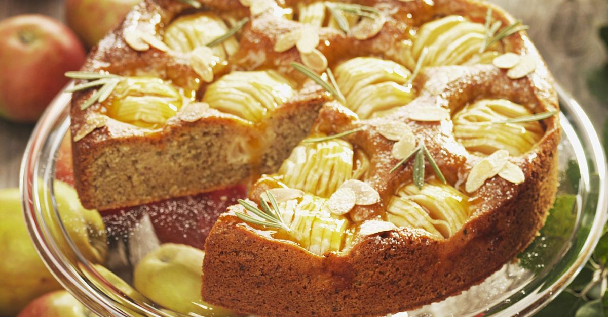 Apfelkuchen mit Rosmarin Rezept | EAT SMARTER