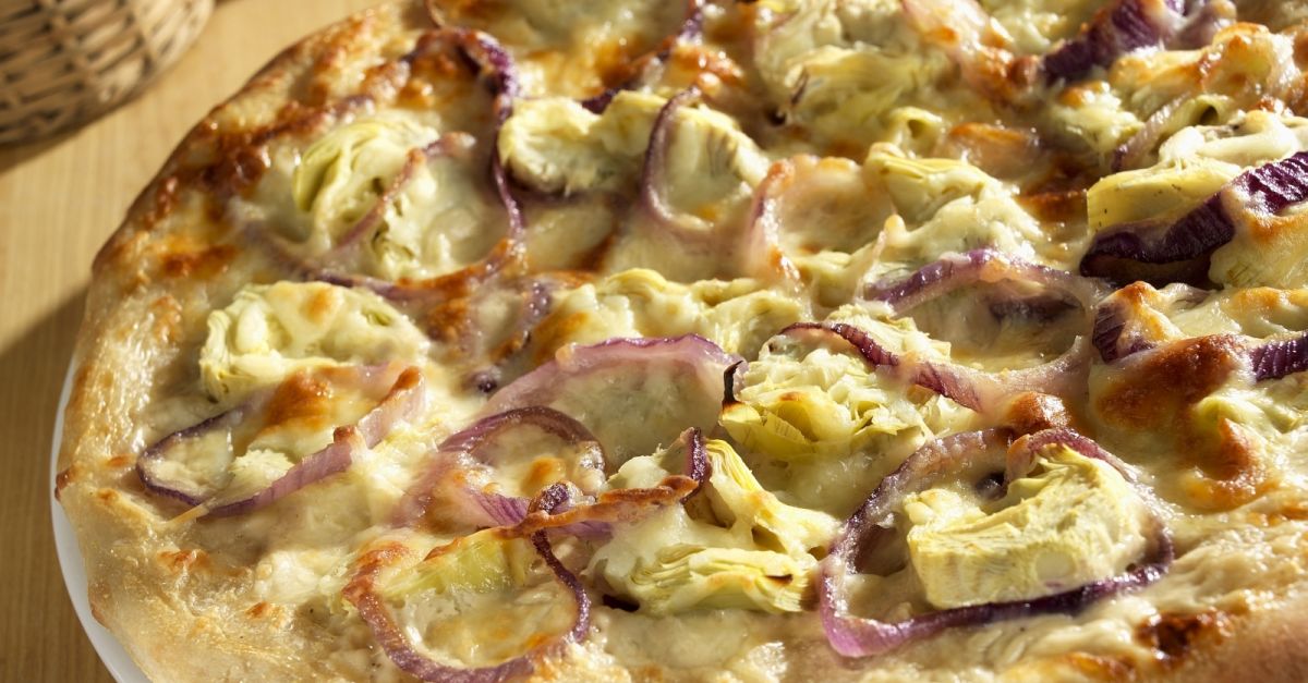 Artischocken-Pizza mit roten Zwiebeln Rezept | EAT SMARTER