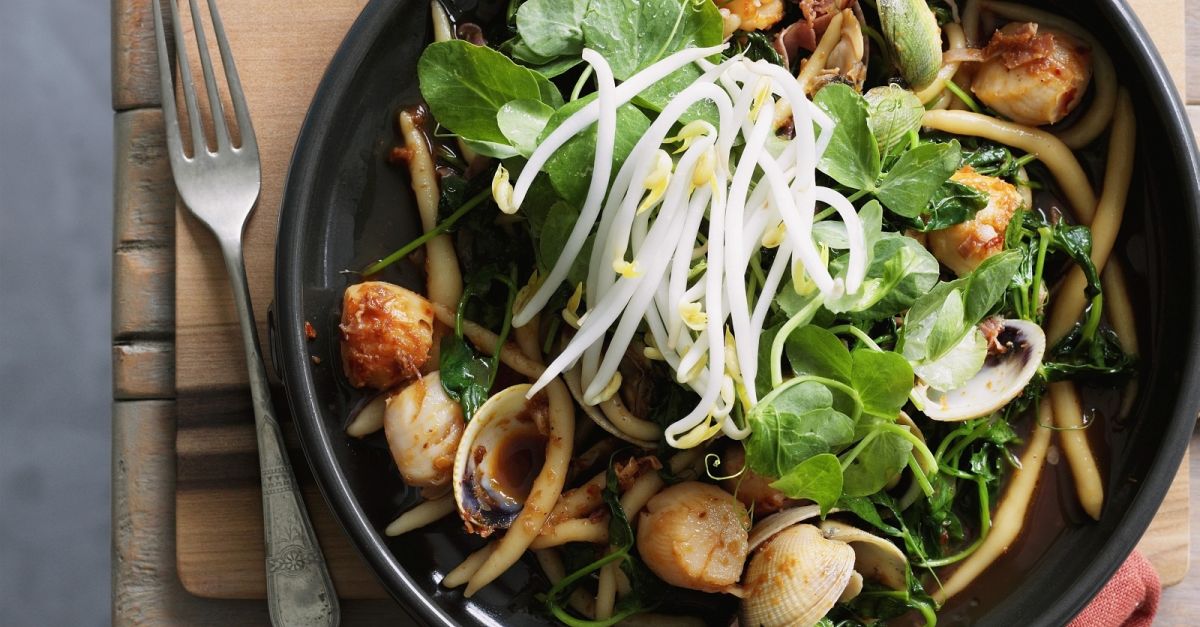 Asiatische Nudeln mit Muscheln und Sprossen Rezept | EAT SMARTER