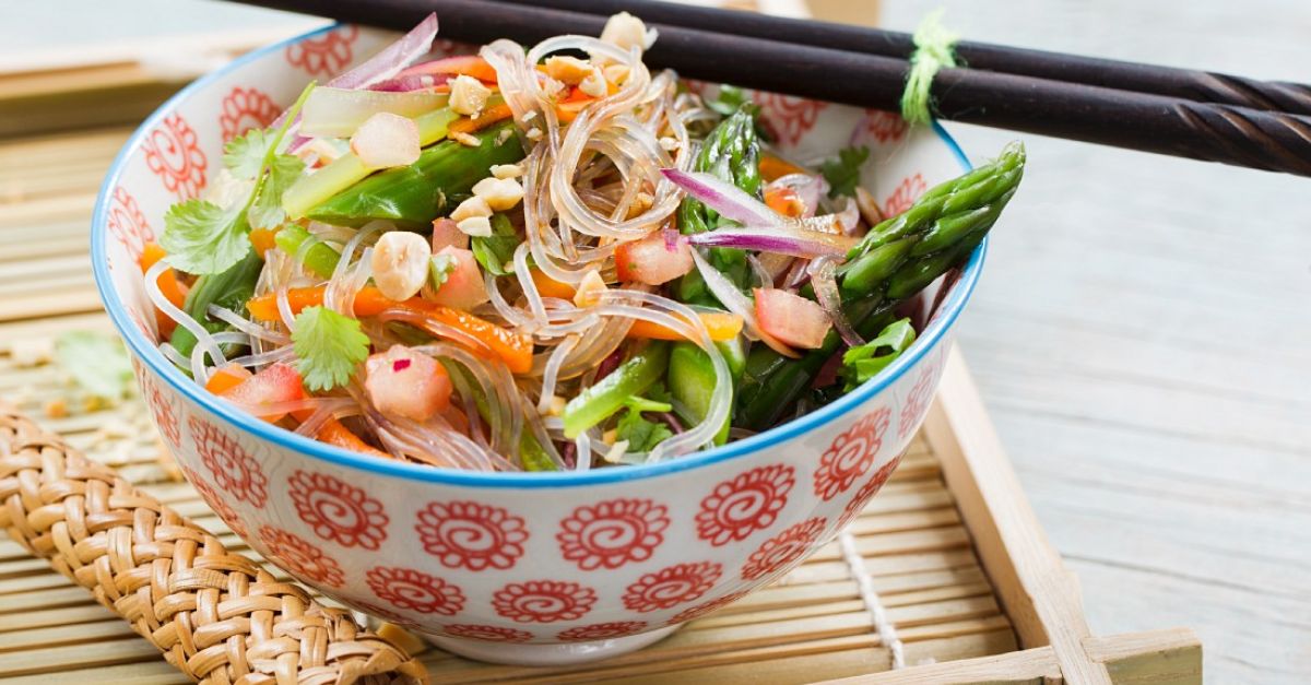 Asiatischer Glasnudelsalat Rezept | EAT SMARTER