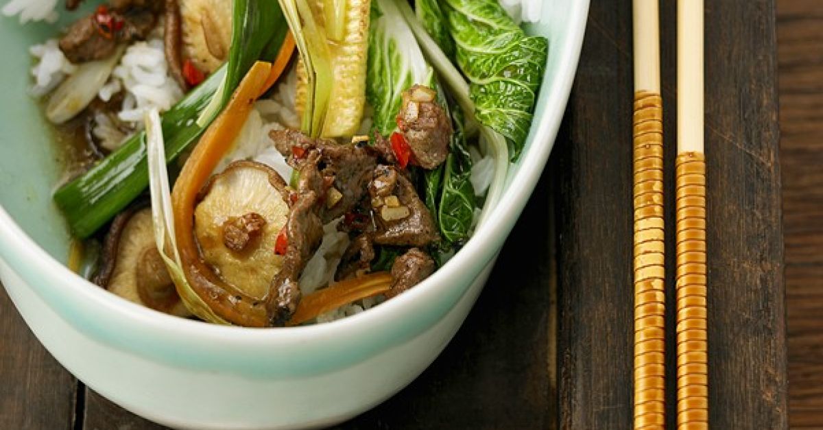 Asiatisches Rindfleisch mit Gemüse und Reis Rezept | EAT SMARTER